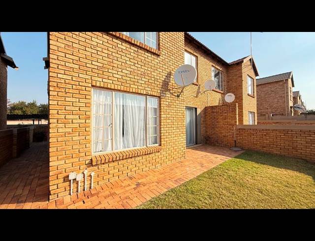 2 BEDROOM APARTMENT FOR SALE IN HEUWELSIG ESTATE